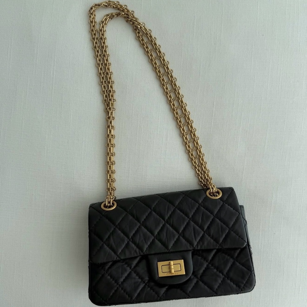 CHANEL Black Quilted Shoulder Bag with Gold Chain